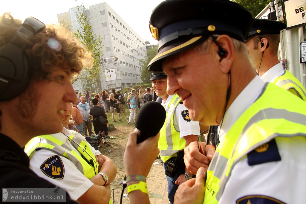 2011-05-05 Interviews voor Deventer Radio - politie, met Daan van Dussen - Bevrijdingsfestival, Zwolle 005